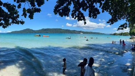 Pesona Pantai Natsepa Maluku Tengah Ramai Dikunjungi Warga Saat Libur