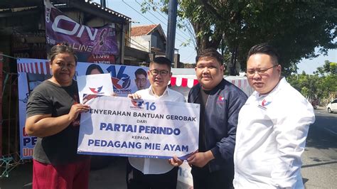 Bagikan Gerobak Gratis Ke Pedagang Partai Perindo Ringankan Beban