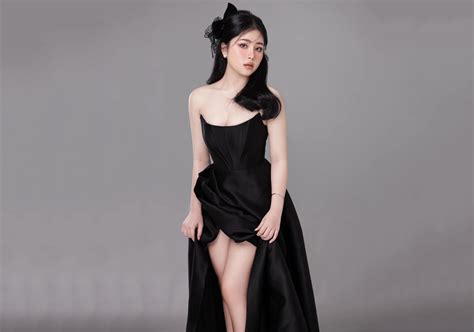Ngắm nhan sắc bạn gái hot girl của Nguyễn Quốc Việt U Việt Nam