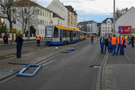 Leipzig Lkw Auflieger schlitzt beim Abbiegen Waggon von Straßenbahn auf