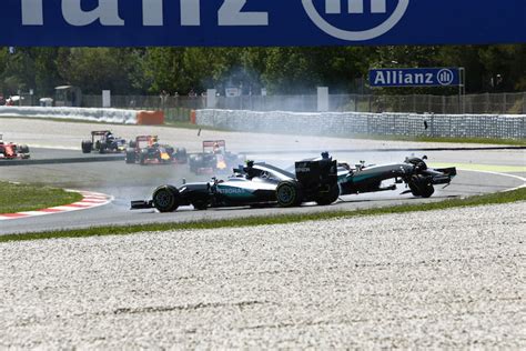 Crash Hamilton Rosberg Mercedes Mit Glück Im Unglück Formel 1