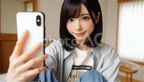 スマホで自撮りをする女性 No 28352193｜写真素材なら「写真ac」無料（フリー）ダウンロードok