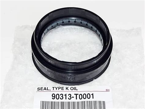 T Toyota Hilux Wheel Oil Seal T