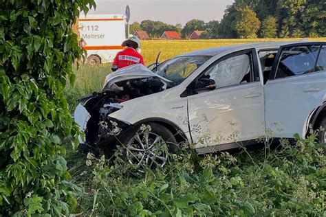 Tödlicher Unfall in Papenburg Auto stößt gegen Baum Beifahrer stirbt