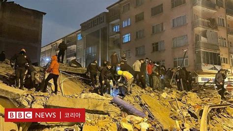 튀르키예 지진 튀르키예 시리아 국경 근처에서 대규모 지진최소 500명 이상 숨져 Bbc News 코리아