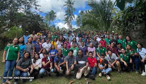 Kiko Pangilinan meets with Cavite farmers, joins Christmas celebration