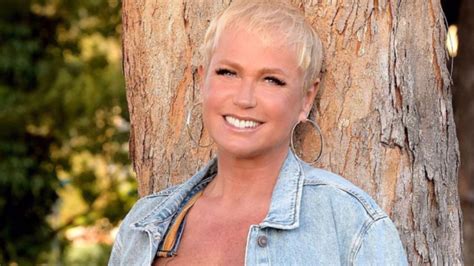 Aos Anos Xuxa Meneghel Surge De Look Curt Ssimo E Boa Forma Vira