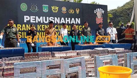 Bea Cukai Bersama Pemkab Pasuruan Musnahkan Jutaan Rokok Ilegal