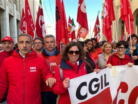 Sciopero Generale Bus E Treni Fermi Quattro Ore In Centinaia Per Le