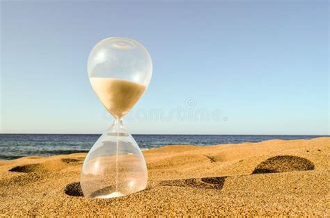 Reloj De Cristal De Arena En La Playa De Arena Imagen De Archivo