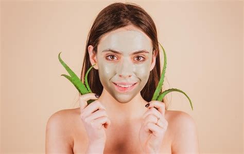 Linda mulher segura aloe vera lama cosmética procedimento facial spa