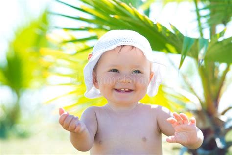 Humeur D Amusement Petite Fille Mignonne S Asseyant Sur L Herbe Un Jour