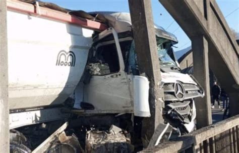 Camion Si Schianta Sul Ponte Del Passo A Sorico Bloccati I