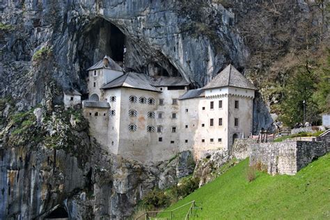 Burg Predjama in der 60 Jubiläumsausgabe des Guinness Buches der