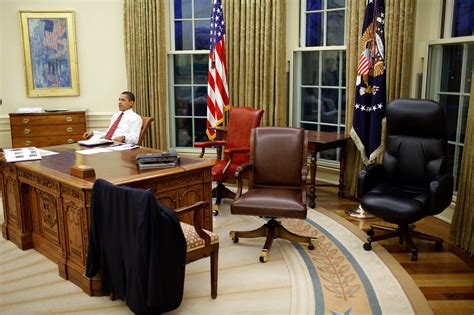 File:Barack Obama trying differents desk chairs in the Oval Office.jpg ...