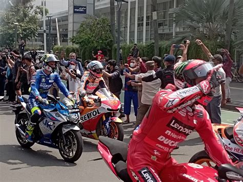 Parade Motogp Di Jakarta Berlangsung Meriah Fan Garis Keras Sambut