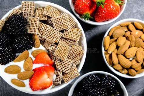 Cereales De Desayuno Sanos Con La Fruta Fresca Y El Yogur Imagen De