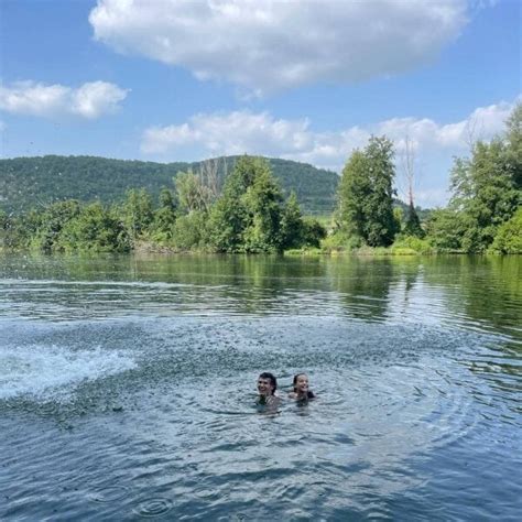 Nikolai De Dinamarca Y Athena De Dinamarca Ba Ndose En Un Lago Durante