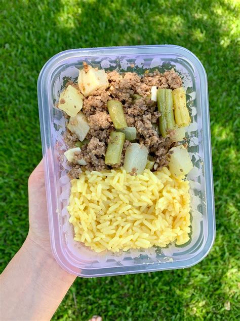 Carne moída refogada vagem e chuchu e arroz raízes de cúrcuma e