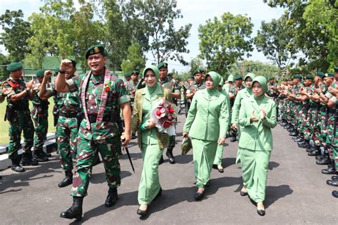 Mayjen Tni Tri Yuniarto Selaku Pangdivif Dan Ibu Ria Tri Yuniarto