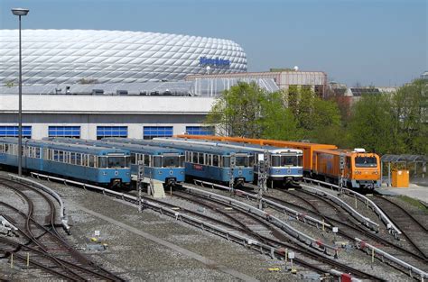 Fünf Fahrzeuge vor dem Fröttmanninger Tore am 19 04 15 Links Museums