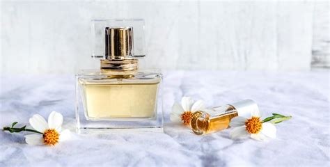 Parfum Doré Et Petites Bouteilles De Parfum Avec Une Fleur Blanche Sur