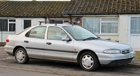 M226 CLC 2 1995 Ford Mondeo 2 0 16v GLX 5 Door Nivek Old Gold