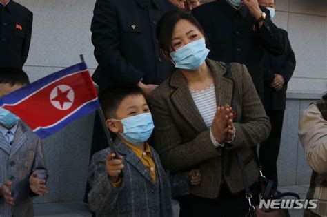 카메라에 담긴 북한 풍경 태양절 무도회 관람하는 북한 주민들 Zum 뉴스