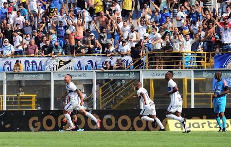 ATUAÇÕES Calleri resolve no final para o São Paulo em jogo truncado e