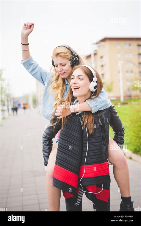 Knie Abbildung von zwei junge Blonde und Brünette Mädchen anhören von