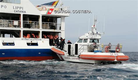 Incendio A Bordo Di Un Traghetto Guardia Costiera Trae In Salvo I