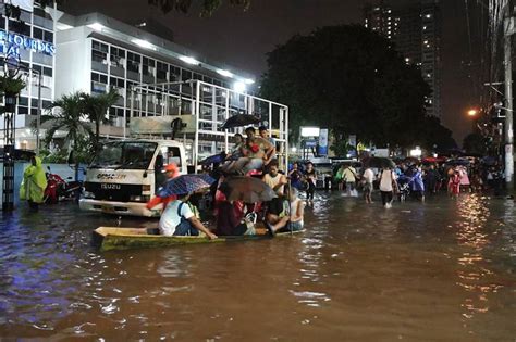 'Like Ondoy': Hundreds flee as monsoon floods Metro | ABS-CBN News