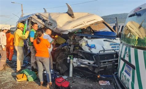 Una Persona Fallecida Y Once Lesionadas Deja Accidente Entre Microbús