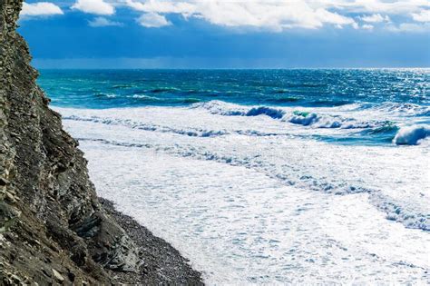 Penhascos Altos E Uma Praia Espumante Abaixo Lindas Ondas De