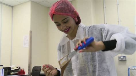 Nel Visits A Chocolate Factory Bbc Newsround