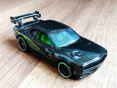 Hot Wheels 2020 Nightburnerz 5 Pack Dodge Challenger Drift Car Gloss