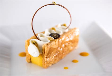 Mille Feuille Croustillant Aux Parfums De Mangue Et De Fruit De La