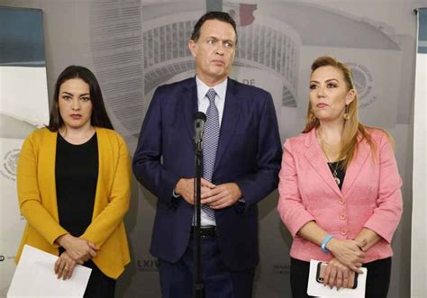 Conferencia De Prensa Ofrecida Por Senadoras Y Senadores Del Grupo