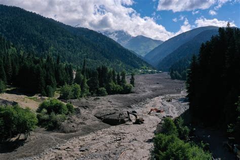 Schlammlawine Berrollt Touristenort In Georgien Menschen Tot