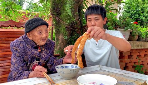 【乡村野光】95岁老人有10个子女，喜欢住二儿子家，孙子让奶奶早点吃的啥 6万粉丝2千作品热议中生活视频 免费在线观看 爱奇艺