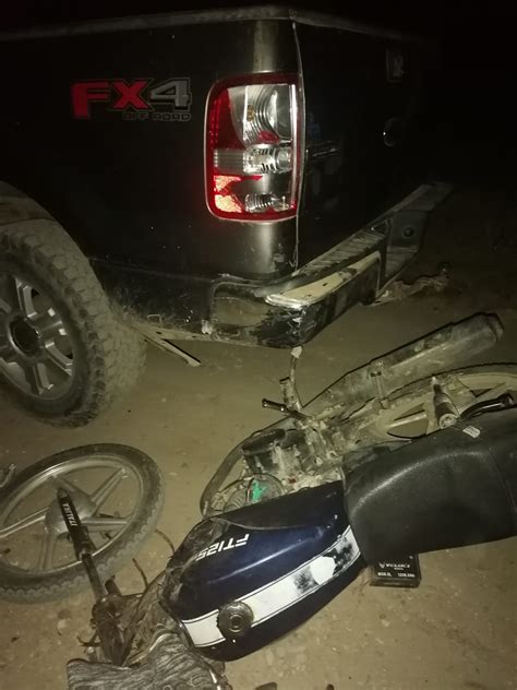 Motociclista No Mira Una Camioneta Estacionada Y Choca Contra Ella