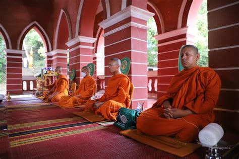 พุทธศาสนิกชนชาวสงขลา ร่วมฟังพระธรรมเทศนาและเวียนเทียนรอบพระเจดีย์หลวง