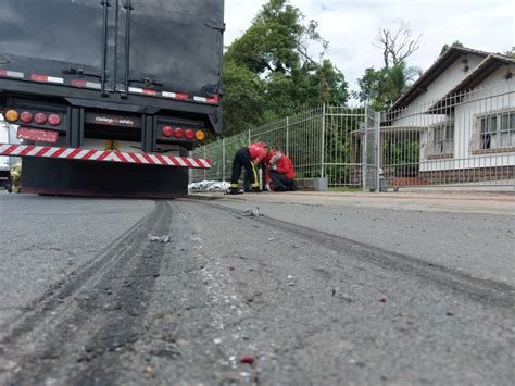 Imagens fortes Vídeo mostra momento em que caminhão arrasta