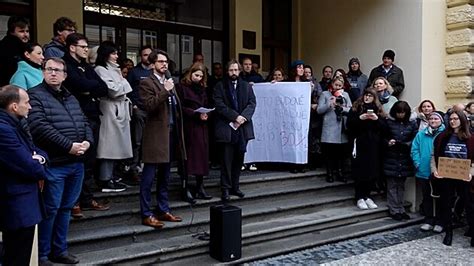 Neu Iv M Rodinu Za Vy Platy St Vkovali Pracovn Ci Bla Kova Rezortu