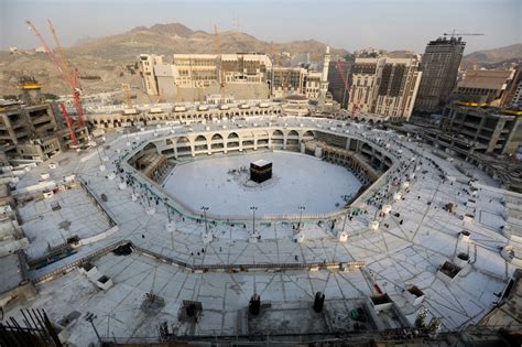 In Pictures Mecca S Grand Mosque Emptied Amid Coronavirus Fears