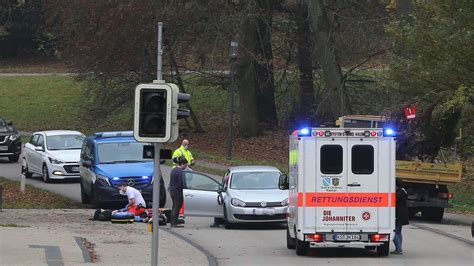 Kassel Fu G Ngerin Bei Unfall Mit Auto Schwer Verletzt Bad Wilhelmsh He