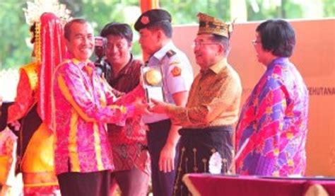 Kisah Pantun Wapres Jusuf Kalla Piala Adipura Buana Dan Pejuang