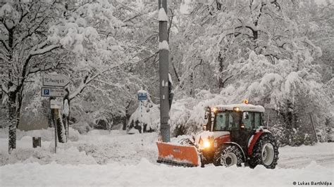 Germany Munich Airport Suspends Flights Amid Heavy Snowfall Dw 12 02 2023