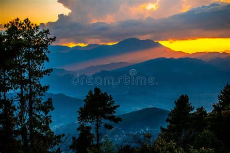 Fascinante Puesta De Sol De Color Naranja Suave Sobre La Silueta De