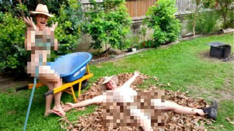 Foto Pasangan Ini Mendadak Viral Setelah Berkebun Naked Di Tengah